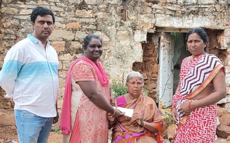 ನಿರಂತರ ಮಳೆಯಿಂದಾಗಿ ಮನೆ ಕಳೆದುಕೊಂಡ ವೃದ್ದೆಗೆ ಸೂರು ಕಲ್ಪಿಸಲು ಮುಂದಾದ ಗ್ರಾಪಂ ಅಧ್ಯಕ್ಷರು ಮತ್ತು ಅಧಿಕಾರಿಗಳು