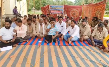 ಪಂಚಾಯತಿಯ ಆವರಣದಲ್ಲಿ ವಿವಿಧ ಬೇಡಿಕೆಗಳ ಈಡೇರಿಕೆಗಾಗಿ ಪೌರ ಕಾರ್ಮಿಕರಿಂದ ನಡೆಯುತ್ತಿರುವ 4 ನೇ ದಿನದ ಮುಷ್ಕರ