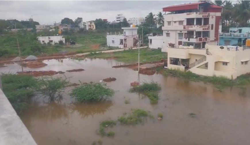 ಹಾಸನ ರಸ್ತೆ ಎಡ ಭಾಗ ದಲ್ಲಿರುವ ಮನೆಗಳ ಮುಂದೆ ಕೆರೆಯಂತೆ ಆಗಿದೆ