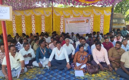 ಪೌರ ಸೇವಾ ನೌಕರರ ವಿವಿಧ  ಬೇಡಿಕೆಗಳನ್ನು ಈಡೇರಿಸುವಂತೆ ಒತ್ತಾಯಿಸಿ ಅನಿರ್ದಿಷ್ಟವಾದಿ ಮುಷ್ಕರ