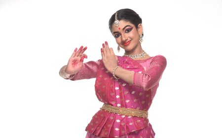 ರಂಗ್‌ಮಂಚ್ ಪ್ರವೇಶಕ್ಕೆ ಅಣಿಯಾದ ಶ್ರೀಚರಿತಾ ಗಂಗಟ್ಕರ್ ಶ್ವೇತಾ ವೆಂಕಟೇಶ್ ಶಿಷ್ಯೆ ಜೂ. 18ರ ಸಂಜೆ 6ಕ್ಕೆ ಚೌಡಯ್ಯ ಭವನದಲ್ಲಿ ಕಾರ್ಯಕ್ರಮ