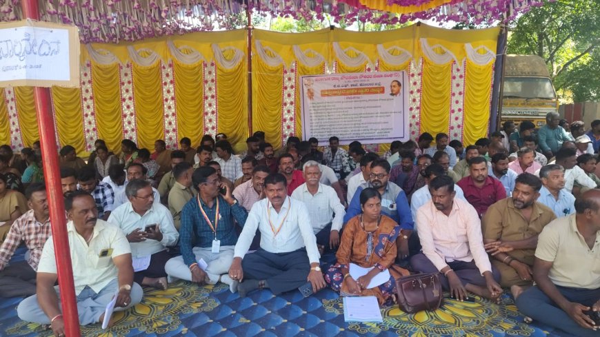 ಪೌರ ಸೇವಾ ನೌಕರರ ವಿವಿಧ  ಬೇಡಿಕೆಗಳನ್ನು ಈಡೇರಿಸುವಂತೆ ಒತ್ತಾಯಿಸಿ ಅನಿರ್ದಿಷ್ಟವಾದಿ ಮುಷ್ಕರ