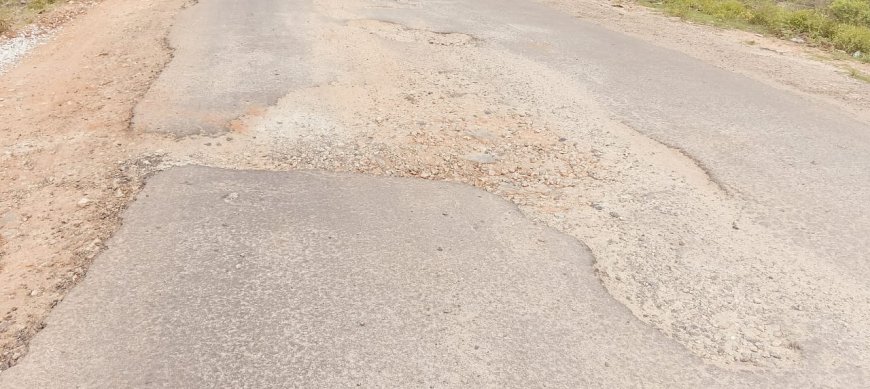 ಸಂತೆಮರಹಳ್ಳಿ ಕುದೇರು ರಸ್ತೆ ಅಭಿವೃದ್ಧಿಪಡಿಸಬೇಕೆಂದು ಸಾರ್ವಜನಿಕರ ಅಗ್ರಹ