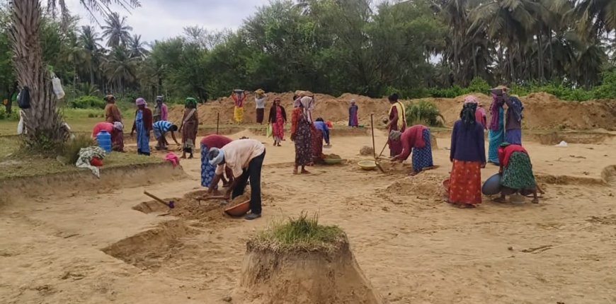 ಉದ್ಯೋಗಖಾತರಿ ಕೂಲಿ ಕಾರ್ಮಿಕರಿಗೆ ಹಣ ಪಾವತಿ ಮಾಡಲು ಅಧ್ಯಕ್ಷೆ ಪತಿ ಮಂಜೇಗೌಡ ಇಂದ ವಿವಿಧ ಬೇಡಿಕೆ
