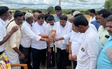 ರಸ್ತೆ ನಿರ್ಮಾಣ ಕಾಮಗಾರಿಗೆ ಶಾಸಕ ಎಸ್.ಎನ್.ಸುಬ್ಬಾರೆಡ್ಡಿ  ಭೂಮಿ ಪೂಜೆ