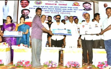 ಅಸಂಘಟಿತ ಕಾರ್ಮಿಕರಿಗೆ ಸ್ಮಾರ್ಟ್ ಕಾರ್ಡ್ ವಿತರಿಸಿದ ಸಚಿವ ಸಂತೋಷ್ ಲಾಡ್ 