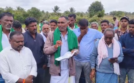 ಬಡ ರೈತರಿಗೆ ಸೇರಿಬೇಕಿದ್ದ ಜಮೀನಿನನ್ನು ಪ್ರಭಾವಿಯೊಬ್ಬರು ತಮ್ಮ ಹೆಸರಿಗೆ ಮಾಡಿಸಿಕೊಂಡು ರೈತರ ಮೇಲೆ ದೌರ್ಜನ್ಯ ನೆಡೆಸುತ್ತಿದ್ದಾರೆ ಎಂದು ಗ್ರಾಮಸ್ಥರು ಪ್ರತಿಭಟನೆ ನೆಡೆಸಿದ್ರು