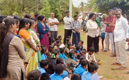 ಶಿಕ್ಷಕರನ್ನು ವರ್ಗಾವಣೆ ಮಾಡಿರುವುದನ್ನು  ಖಂಡಿಸಿ ವಿದ್ಯಾರ್ಥಿಗಳಿಂದ ಪ್ರತಿಭಟನೆ 