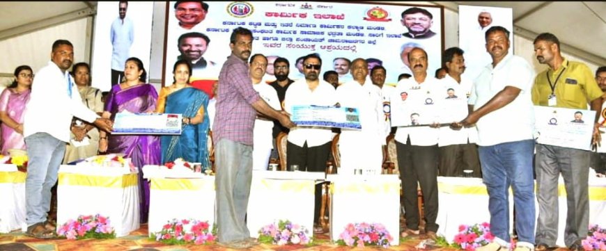 ಅಸಂಘಟಿತ ಕಾರ್ಮಿಕರಿಗೆ ಸ್ಮಾರ್ಟ್ ಕಾರ್ಡ್ ವಿತರಿಸಿದ ಸಚಿವ ಸಂತೋಷ್ ಲಾಡ್