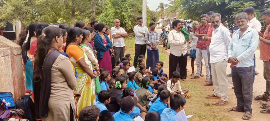 ಶಿಕ್ಷಕರನ್ನು ವರ್ಗಾವಣೆ ಮಾಡಿರುವುದನ್ನು ಖಂಡಿಸಿ ವಿದ್ಯಾರ್ಥಿಗಳಿಂದ ಪ್ರತಿಭಟನೆ