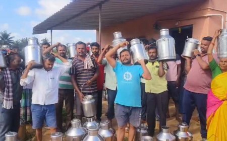 ಡೇರಿ ಕಾರ್ಯದರ್ಶಿ ಮತ್ತು ಅಧ್ಯಕ್ಷರ ಮನೆ ಮುಂದೆ ಹಾಲು ಸುರಿದು ಪ್ರತಿಭಟನೆ ನೆಡೆಸಿದ ಐಕನಹಳ್ಳಿ ಕೊಪ್ಪಲು ಗ್ರಾಮಸ್ಥರು