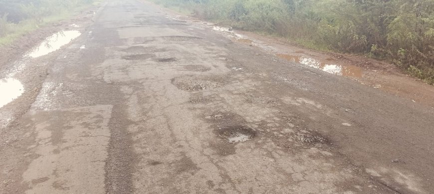 ರಸ್ತೆ ದುರಸ್ಥಿ ಮಾಡಿಸುವಂತೆ ವಾಹನ ಸವಾರರ ಅಗ್ರಹ