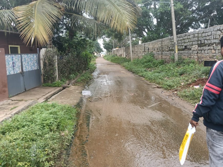 ಕೆಜಿಎಫ್ ಹೊಸ ಡಿಪೋ ಹಿಂಭಾಗದಲ್ಲಿ ಚರಂಡಿ ನೀರು ರಸ್ತೆಯಲ್ಲಿ ಹರಿಯುತ್ತಿರುವುದು
