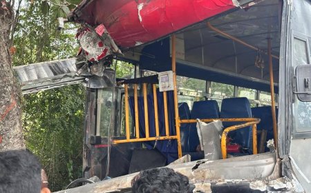 ಮಡಿಕೇರಿಗೆ ಹೋಗುತ್ತಿದ್ದ  ಕೆಎಸ್ಆರ್ ಟಿಸಿ ಬಸ್ ಬೋರನಕೊಪ್ಪಲು ಸಮೀಪ ಮರಕ್ಕೆ ಡಿಕ್ಕಿ