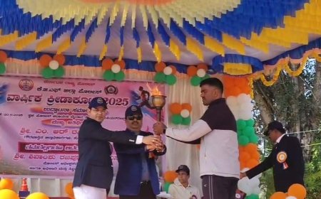 ನಗರದ ಚಾಂಪಿಯನ್ ರೀಫ್ ಪೊಲೀಸ್ ಡಿ ಎ ಆರ್ ಮೈದಾನದಲ್ಲಿ ವಾರ್ಷಿಕ ಕ್ರೀಡಾಕೂಟಕ್ಕೆ 2025 ಕ್ಕೆ ಜಿಲ್ಲಾಧಿಕಾರಿಗಳಾದ ಎಂ. ಆರ್. ರವಿ ಪಾರಿವಾಳಗಳನ್ನು ಆರಿಸುವ ಮೂಲಕ ಕ್ರೀಡಾಕೂಟ ಉದ್ಘಾಟಿಸಿದರು