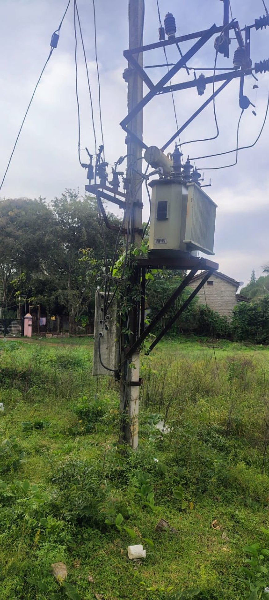 ಬೆಸ್ಕಾಂ ದಿವ್ಯ ನಿರ್ಲಕ್ಷ್ಯದಿಂದ ಅಪಾಯದ ನೆರಳಲ್ಲಿ ನಿಂತಿದೆ ಉರಿಗಾಂ ಪೊಲೀಸ್ ಠಾಣೆ ಪ್ರದೇಶ!