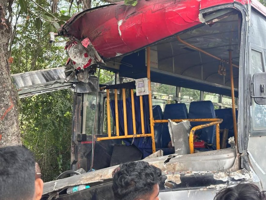 ಮಡಿಕೇರಿಗೆ ಹೋಗುತ್ತಿದ್ದ  ಕೆಎಸ್ಆರ್ ಟಿಸಿ ಬಸ್ ಬೋರನಕೊಪ್ಪಲು ಸಮೀಪ ಮರಕ್ಕೆ ಡಿಕ್ಕಿ