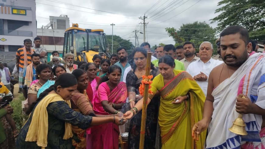 ಕೆಜಿಎಫ್ ಜಯಮಂಗಲ ಗ್ರಾಮದ ರಸ್ತೆ ಕಾಮಗಾರಿಗೆ ಭೂಮಿ ಪೂಜೆ ನೆರವೇರಿಸಿದ ಶಾಸಕಿ ರೂಪಕಲಾ
