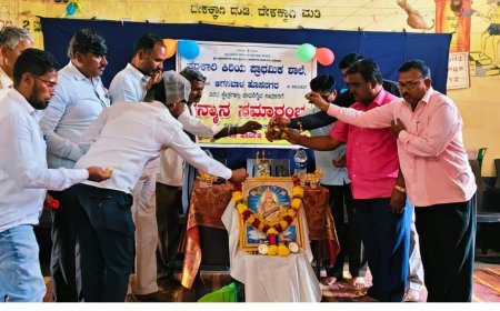 ಶಾಲೆಯ ಮುಖ್ಯಗುರುಗಳಾದ ಶ್ರೀಶೈಲ ಸಜ್ಜನ ಗುರುಗಳು ವಿವಿಧ ಕ್ಷೇತ್ರದಲ್ಲಿ ಸಾಧನೆಗೈದ ಸಾಧಕರಿಗೆ ಸನ್ಮಾನಿಸಿದರು