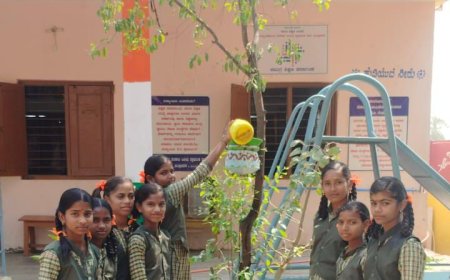 ಕಲಾಕೃತಿಯಲ್ಲಿ ಮಣ್ಣಿನ ಮಡಿಕೆಗಳನ್ನು ಅಲಂಕಾರಗೊಳಿಸಿ ಕಾಳು ಮತ್ತು ನೀರು ಹಾಕಿ ಗಿಡಮರಗಳಿಗೆ ಕಟ್ಟಿ ಪ್ರಾಣಿ ಪಕ್ಷಿಗಳಿಗೆ ಮಾನವೀಯತೆ ತೋರುತ್ತಿರುವ ವಿದ್ಯಾರ್ಥಿಗಳ ಕಾರ್ಯ ಶ್ಲಾಘನೀಯ: ರಾಜ್ಯ ಪ್ರಶಸ್ತಿ ಪುರಸ್ಕೃತ ವನಸಿರಿ ಅಮರೇಗೌಡ ಮಲ್ಲಾಪುರ 