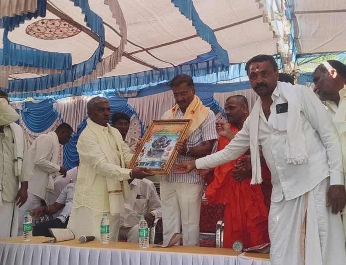 ದೇವಾಲಯದ ಜೀರ್ಣೋದ್ಧಾರಕ್ಕೆ 50 ಸಾವಿರ ದೇಣಿಗೆ ನೀಡಿದ ಅರ್ ಟಿ‌ ಓ‌ ಸಂಘದ ರಾಜ್ಯಾದ್ಯಕ್ಷರಾದ ಮಲ್ಲಿಕಾರ್ಜುನ್