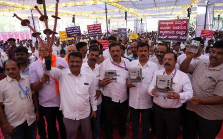 ಕರ್ನಾಟಕ ರಾಜ್ಯ ಅನುಮತಿ ಪಡೆದ ವಿದ್ಯುತ್ ಗುತ್ತಿಗೆದಾರರ ಸಂಘದ ಪರ ನಿಂತ ಮುಖಂಡರು