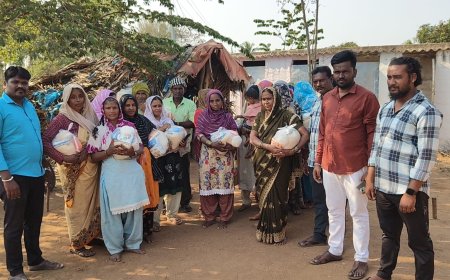 ಎವೈವಿಕೆ  ಸಂಘಟನೆಯೂ  ಕೇವಲ ಹೋರಾಟಕ್ಕೆ ಸೀಮಿತವಲ್ಲ: ಜೈ ಭೀಮ್ ಶ್ರೀನಿವಾಸ್ 18 ನಿರ್ಗತಿಕ ಕುಟುಂಬಗಳಿಗೆ ಆಹಾರ ಕಿಟ್ ವಿತರಿಸಿ ಶಾಶ್ವತ ಮನೆ ಮೂಲಭೂತ ಸೌಕರ್ಯ ಕಲ್ಪಿಸುವ ಭರವಸೆ