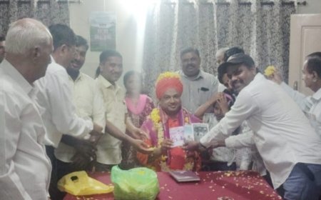 ಗೌರವ ಡಾಕ್ಟರೇಟ್ ಪದವಿ ಭಾಜನರಾದ ಸದಾಶಿವ ಶ್ರೀಗಳು ಹಾಗೂ ಸತೀಶ್ ಕುಲಕರ್ಣಿ 