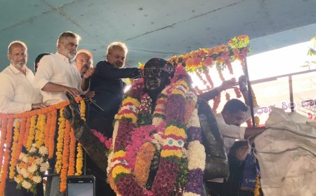 ಬಾಬಾ ಸಾಹೇಬ್ ಅಂಬೇಡ್ಕರ್ ರವರ ಪುತ್ತಳಿಗೆ ಮಲಾರ್ಪಣೆ ಮಾಡಿದ ಸಮಾಜಸೇವಕ ಸುರೇಶ್ ಗೌಡರು