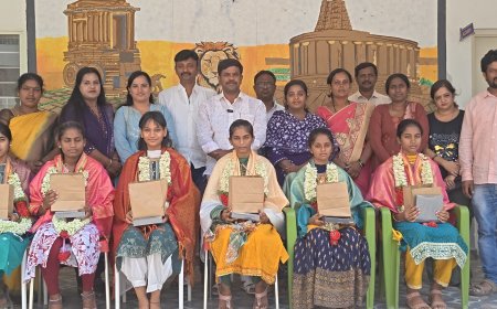 ಎಸ್‌ಎಸ್‌ಎಲ್‌ಸಿ ಸಾಧಕರಿಗೆ ಸನ್ಮಾನ: ವಿದ್ಯಾರ್ಥಿಗಳ ಬೆನ್ನುತಟ್ಟಿದ ವಿ. ಮೋಹನ್ ಕೃಷ್ಣ.ರಾಜ್ಯಕ್ಕೆ ಪ್ರಥಮ ಸ್ಥಾನ ಬರುವ ವಿದ್ಯಾರ್ಥಿಗೆ 1 ಲಕ್ಷ ರೂ. ಬಹುಮಾನ: ಸಮಾಜ ಸೇವಕ ವಿ. ಮೋಹನ್ ಕೃಷ್ಣ ಘೋಷಣೆ