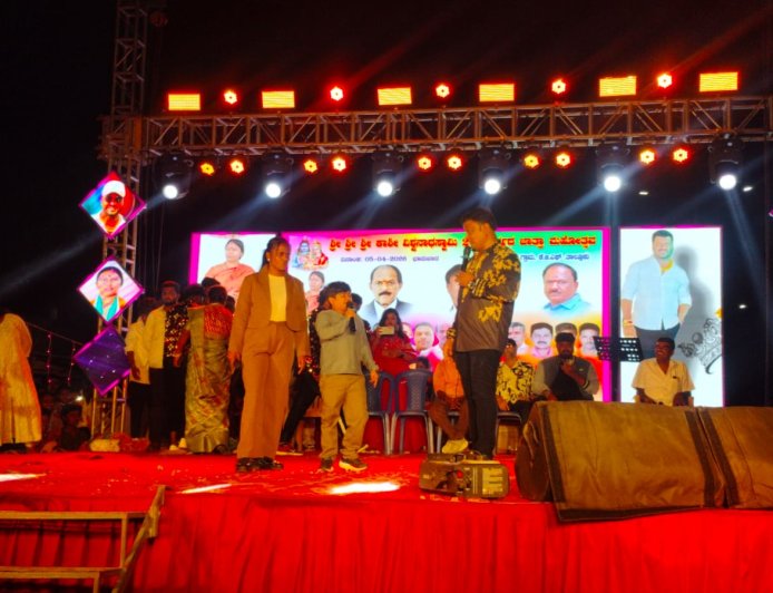 ಕ್ಯಾಸಂಬಳ್ಳಿಯಲ್ಲಿ ಶ್ರೀ ಕಾಶಿ ವಿಶ್ವನಾಥ ಪುಷ್ಪಪಲ್ಲಕ್ಕಿ ಪ್ರಯುಕ್ತ ಸಮಾಜ ಸೇವಕ ವಿಕ್ಕಿ ರೆಡ್ಡಿ ನೇತೃತ್ವದಲ್ಲಿ ಅದ್ದೂರಿ ರಸಮಂಜರಿ ಕಾರ್ಯಕ್ರಮ 