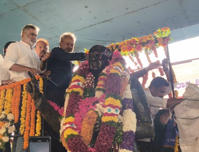 ಬಾಬಾ ಸಾಹೇಬ್ ಅಂಬೇಡ್ಕರ್ ರವರ ಪುತ್ತಳಿಗೆ ಮಲಾರ್ಪಣೆ ಮಾಡಿದ ಸಮಾಜಸೇವಕ ಸುರೇಶ್ ಗೌಡರು
