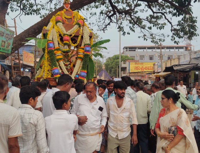 ಜಗಳೂರು ಪಟ್ಟಣದ ಐತಿಹಾಸಿಕ ಪೇಟೆ ಬಸವೇಶ್ವರ ರಥೋತ್ಸೋವ ಯಶ್ವಸಿಯಾಗಿ ನೆರವೇರಿಸಲಾಯಿತು