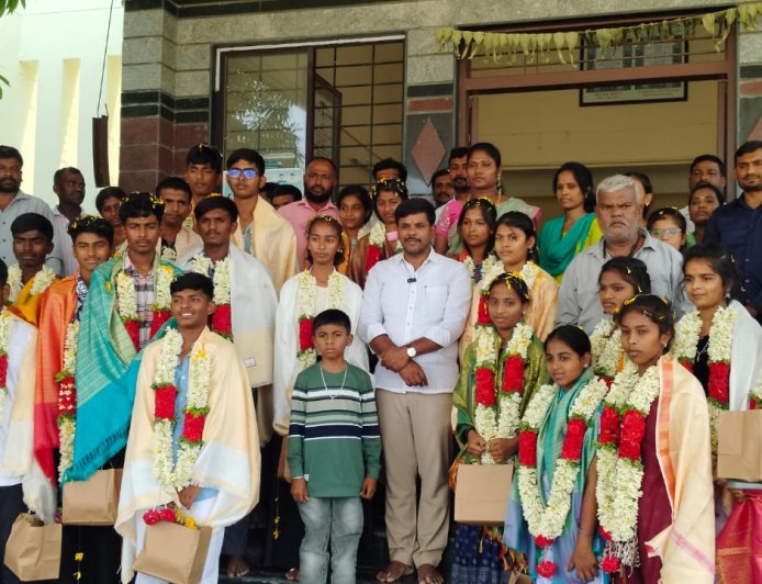 ಗ್ರಾಮೀಣ ಪ್ರತಿಭಾವಂತ ವಿದ್ಯಾರ್ಥಿಗಳಿಗೆ ಸನ್ಮಾನ: ಸಮಾಜ ಸೇವಕ ಮೋಹನ್ ಕೃಷ್ಣ ಅವರಿಂದ ಅಭಿನಂದನೆ