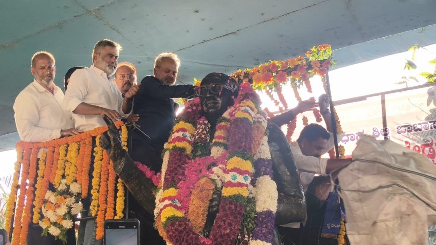 ಬಾಬಾ ಸಾಹೇಬ್ ಅಂಬೇಡ್ಕರ್ ರವರ ಪುತ್ತಳಿಗೆ ಮಲಾರ್ಪಣೆ ಮಾಡಿದ ಸಮಾಜಸೇವಕ ಸುರೇಶ್ ಗೌಡರು