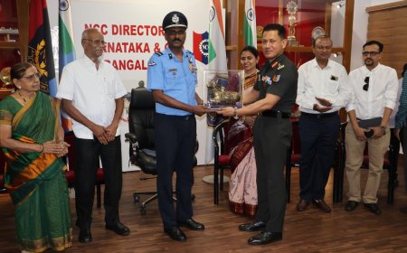 ಬೀಳ್ಕೊಡುಗೆ ಸಮಾರಂಭದಲ್ಲಿ ಏರ್ ಕಮೋಡೋರ್ ಎಸ್.ಬಿ.ಅರುಣ್‌ಕುಮಾರ್‌ಗೆ ಗೌರವಪೂರ್ವಕ ಬೀಳ್ಕೊಡುಗೆ