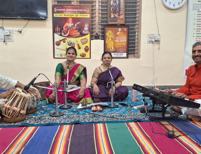 ರಾಯರ ಸನ್ನಿಧಿಯಲ್ಲಿ ಸಂಧ್ಯಾ-ಸೌಮ್ಯಾ ಯುಗಳ ಗಾಯನ