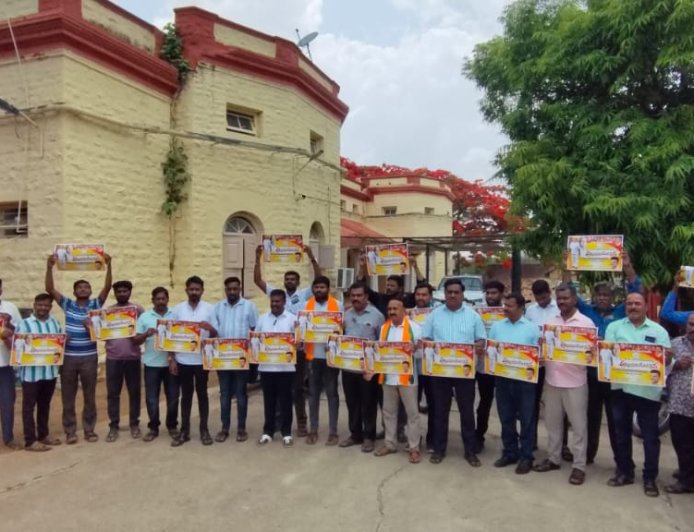 ಐಸಂದ್ರ ಮಿಟ್ಟೂರು: ಸ್ವಂತ ನಿವೇಶನವಿಲ್ಲದೆ ಗ್ರಾಮಸ್ಥರ ಪರದಾಟ; ಶೀಘ್ರ ಹಂಚಿಕೆಗೆ ಅಂಬೇಡ್ಕರ್ ಯುವ ವೇದಿಕೆ ಒತ್ತಾಯ ಚುನಾವಣೆ ಬಂದಾಗ ಮಾತ್ರ  ಶಾಸಕರಿಗೆ ಮತದಾರರು ನೆನುಪಾಗ್ತಾರ: ಗ್ರಾಮಸ್ಥರ ಆರೋಪ