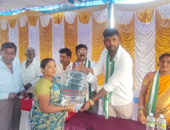 ಕೆಜಿಎಫ್ ನಲ್ಲಿ ಜೆಡಿಎಸ್ ಯುವ ಮುಖಂಡ ಪ್ರಕಾಶ್ ರವರಿಂದ ನೀರಿನ ಕ್ಯಾನ್ ವಿತರಣೆ