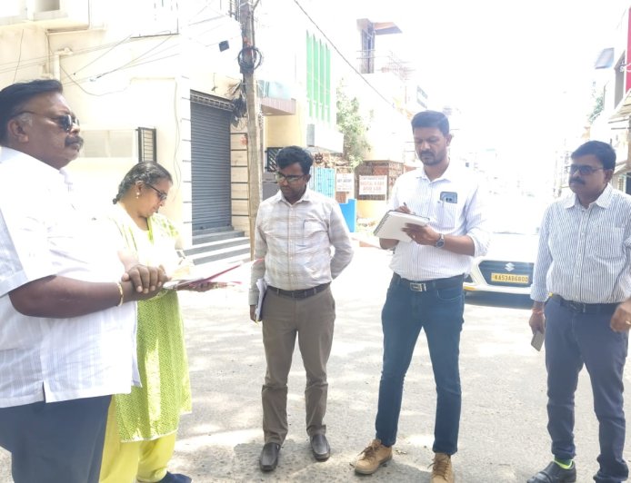 ಕೆಜಿಎಫ್ ನಗರದಲ್ಲಿ ಕಳಪೆ ಗುಣಮಟ್ಟದ ರಸ್ತೆ ಕಾಮಗಾರಿ ಪರಿಶೀಲಿಸಿದ ಅಧಿಕಾರಿಗಳು: