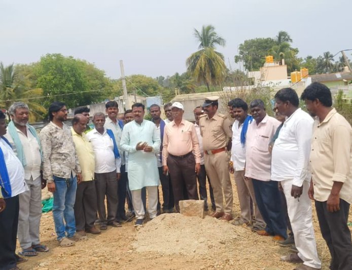​ಕೋಗಿಲಹಳ್ಳಿ ಗ್ರಾಮದಲ್ಲಿ ಶಾಂತಿ ಸಭೆ: ಅಂಬೇಡ್ಕರ್ ಭಾವಚಿತ್ರ ತೆರವು ವಿವಾದಕ್ಕೆ ತಾಲೂಕು ಅಧಿಕಾರಿಗಳ ಸಮ್ಮುಖದಲ್ಲಿ ಸಂಧಾನ