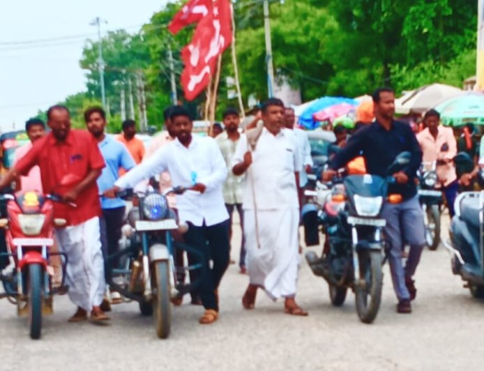ಬೆಲೆ ಏರಿಕೆಯನ್ನು ಖಂಡಿಸಿ ಸಿಪಿಎಂ ಪಕ್ಷದಿಂದ ದ್ವಿಚಕ್ರವಾಹನಗಳ ತಳ್ಳುಪ್ರದರ್ಶನ