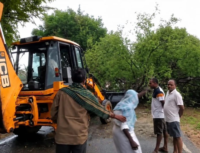 ಗಾಳಿ ಮಳೆಗೆ ರಸ್ತೆಗೆ ಉರುಳಿದ ಬೃಹತ್ ಮರ-ತೆರವು ಕಾರ್ಯಕ್ಕೆ ಮುಂದಾದ–ಯುವ ಮುಖಂಡ ಕೆ.ವಿ.ಪ್ರಶಾಂತ್
