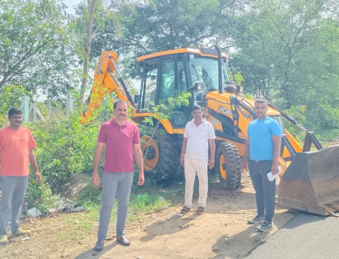ಕರ್ತವ್ಯದ ಜೊತೆಗೆ ಶ್ರಮದಾನ: ಠಾಣೆಯ ಸ್ವಂತ ಕಟ್ಟಡ ಜಾಗವನ್ನು ಸ್ವಚ್ಛಗೊಳಿಸಿದ ಪೊಲೀಸರು