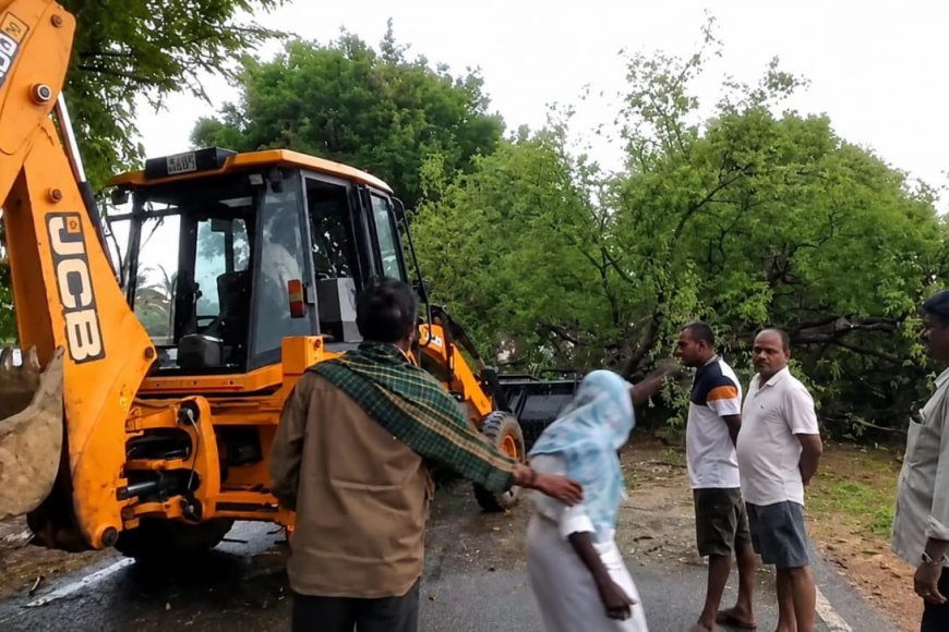 ಗಾಳಿ ಮಳೆಗೆ ರಸ್ತೆಗೆ ಉರುಳಿದ ಬೃಹತ್ ಮರ-ತೆರವು ಕಾರ್ಯಕ್ಕೆ ಮುಂದಾದ–ಯುವ ಮುಖಂಡ ಕೆ.ವಿ.ಪ್ರಶಾಂತ್
