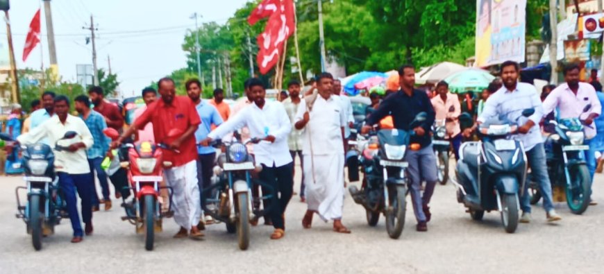 ಬೆಲೆ ಏರಿಕೆಯನ್ನು ಖಂಡಿಸಿ ಸಿಪಿಎಂ ಪಕ್ಷದಿಂದ ದ್ವಿಚಕ್ರವಾಹನಗಳ ತಳ್ಳುಪ್ರದರ್ಶನ