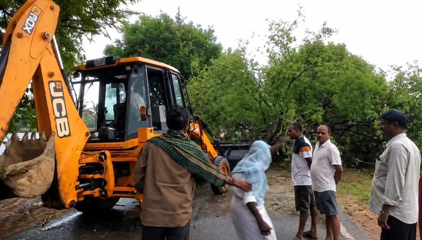 ಗಾಳಿ ಮಳೆಗೆ ರಸ್ತೆಗೆ ಉರುಳಿದ ಬೃಹತ್ ಮರ-ತೆರವು ಕಾರ್ಯಕ್ಕೆ ಮುಂದಾದ–ಯುವ ಮುಖಂಡ ಕೆ.ವಿ.ಪ್ರಶಾಂತ್