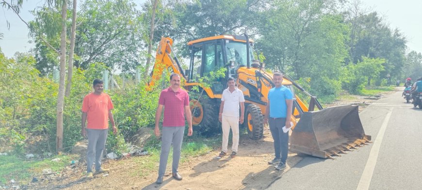 ಕರ್ತವ್ಯದ ಜೊತೆಗೆ ಶ್ರಮದಾನ: ಠಾಣೆಯ ಸ್ವಂತ ಕಟ್ಟಡ ಜಾಗವನ್ನು ಸ್ವಚ್ಛಗೊಳಿಸಿದ ಪೊಲೀಸರು