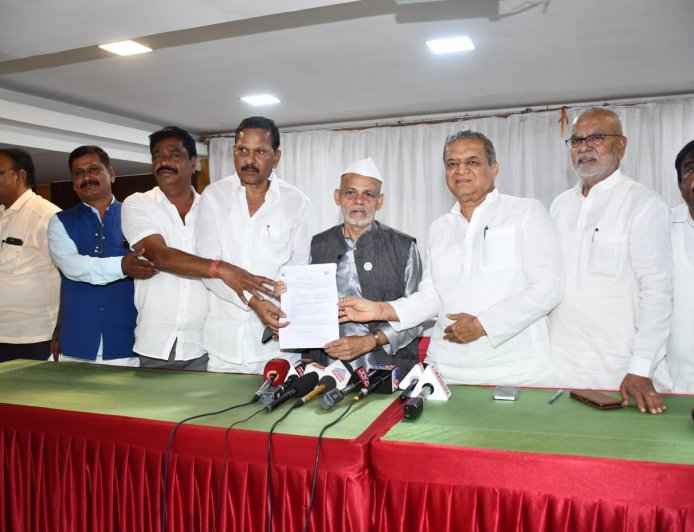 ವಿಜಯಾನಂದ್ ಕಾಶಪ್ಪನವರ್ ಸಚಿವ ಸ್ಥಾನ: ವೀರಶೈವ ಲಿಂಗಾಯಿತ- ಪಂಚಮಸಾಲಿ ಸಮಾಜ ಒತ್ತಾಯ ಲಿಂಗಾಯಿತ-ಪಂಚಮಸಾಲಿ ಸಮುದಾಯಕ್ಕೆ 1ಉಪಮುಖ್ಯಮಂತ್ರಿ, ಎರಡು ಸಚಿವ ಸ್ಥಾನ ಕೊಡಿ