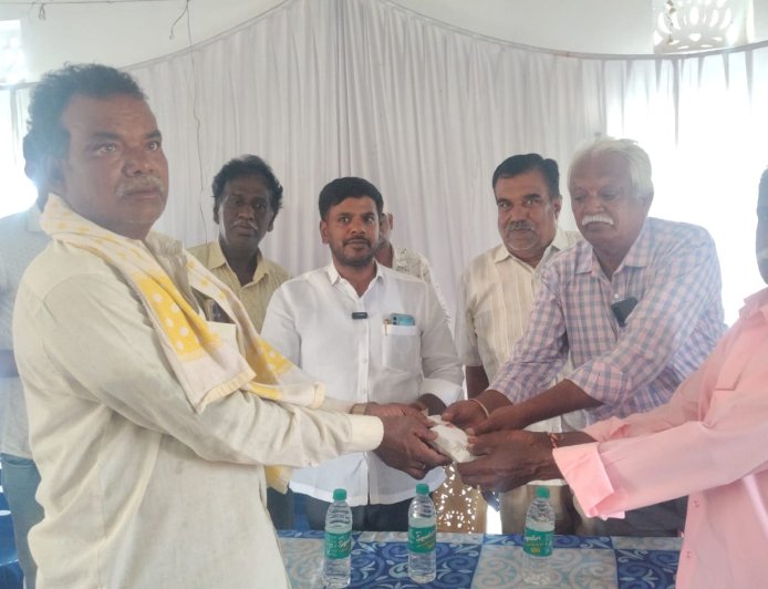 ರೈತರ ಸಂಕಷ್ಟಕ್ಕೆ ಸ್ಪಂದನೆ; ಆರ್ಥಿಕ ನೆರವು ನೀಡಿ ಮಾನವೀಯತೆ ಮೆರೆದ ಸಮಾಜ ಸೇವಕ ವಿ. ಮೋಹನ್ ಕೃಷ್ಣ